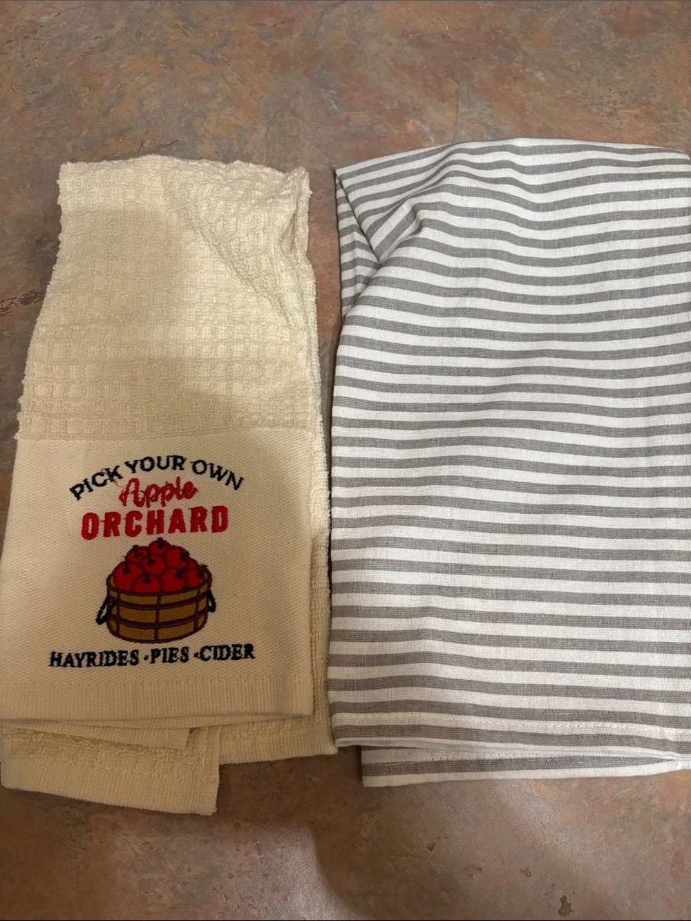 4 thanksgiving designed dish towels. 2 thanksgiving designed signage.